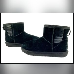UGG CLASSIC MINI UGG RUBBER LOGO GRAPHIC BLACK BOOTS. Womens Sz 7